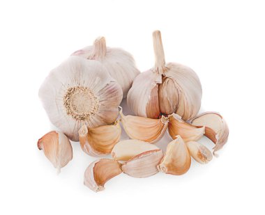 Beyaz arka planda sarımsak üstten görünüm.