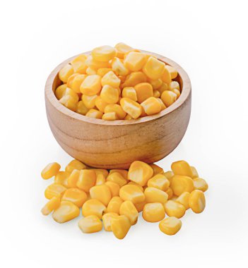 Beyaz bir arka plan üzerine bir kaşık konserve mısır.