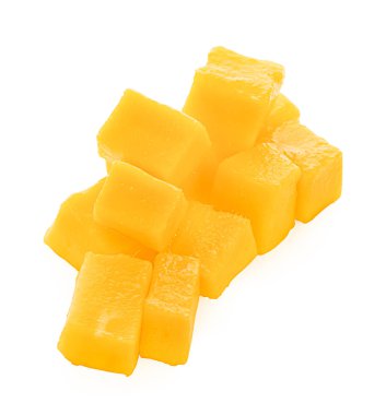 Beyaz arkaplanda izole edilmiş mango küp dilimleri+