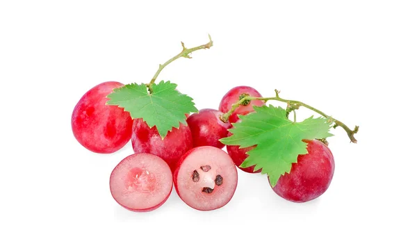 Dojrzałe Czerwone Winogrono Różowa Gromadka Liśćmi Białym Ścieżką Wycinania Pełna — Zdjęcie stockowe