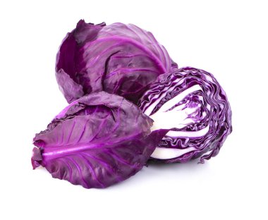 Mor lahana beyaz arkaplanda izole edilmiş.