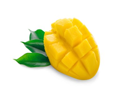 Beyaz arkaplanda izole edilmiş mango dilimi