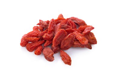 Beyaz arka planda kurutulmuş kurt üzümü..