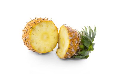 Beyaz arkaplanda izole edilmiş ananas 