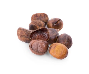 Kestaneler beyaz arkaplanda izole edilmiş