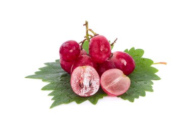 Beyaz arkaplanda izole kırmızı üzümler.