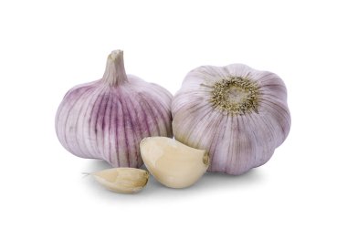 Beyaz arkaplanda sarımsak izole edilmiş.