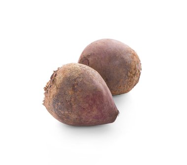 Beyaz arka planda izole edilmiş taze pancar kökü