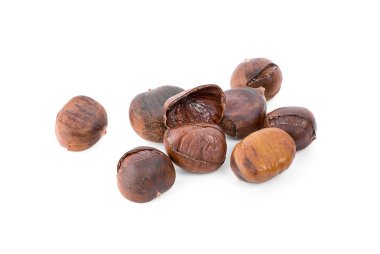 Kestaneler beyaz arkaplanda izole edilmiş.