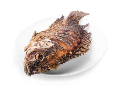 Beyaz arka plan üzerinde izole Fried tilapia