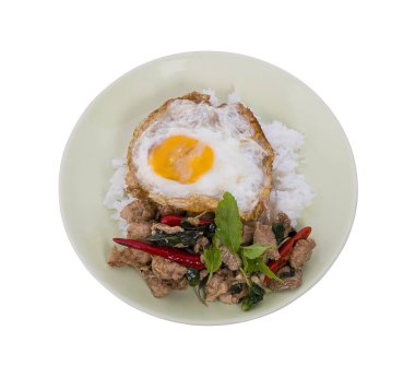 Fesleğen tavuk, kızarmış yumurta beyaz arka plan üzerinde izole