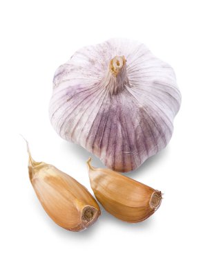Beyaz arkaplanda sarımsak izole edilmiş.