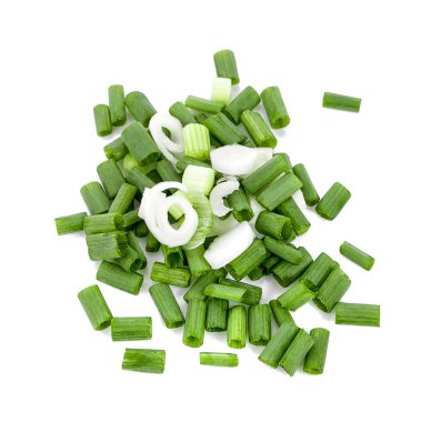 Beyaz arka planda izole edilmiş taze taze soğanlar. en üstteki görünüm