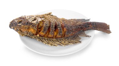 Beyaz arka plan üzerinde izole Fried tilapia