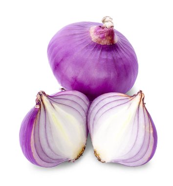 Beyaz arka plan üzerinde izole dilimlenmiş soğan