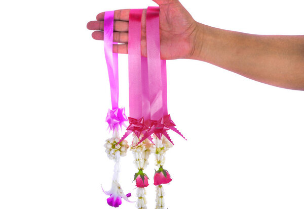 Цветок тайской гирлянды на белом фоне
