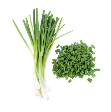 Beyaz arka plan üzerinde üstten görünüm izole kıyılmış yeşil soğan