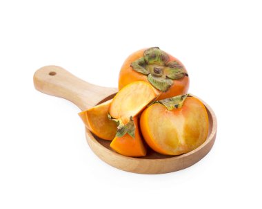 Beyaz arka planda izole edilmiş taze olgun hurma ağaçları. 