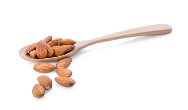 Beyaz arkaplanda izole edilmiş bademler