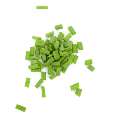 Doğranmış yeşil soğan beyaz arkaplanda izole edilmiş