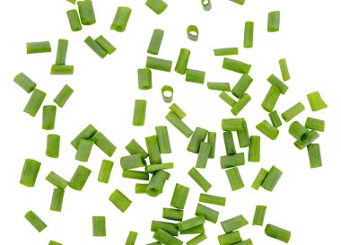 Beyaz arka planda izole edilmiş taze taze soğanlar. en üstteki görünüm