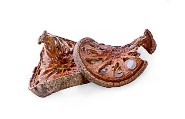 Bael beyaz arka plan üzerinde izole meyve Kuru