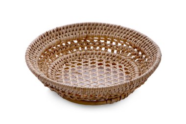 İzole edilmiş beyaz arkaplanda sepet hasır.