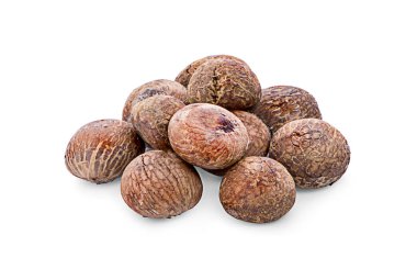 Betel yaprağındaki taze betel fındığı beyaz arka planda izole edilmiş.