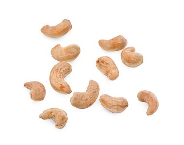 Beyaz arka planda kaju fıstığı yığını