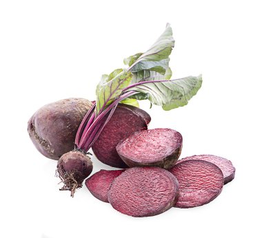 Beyaz arka planda izole edilmiş taze pancar kökü