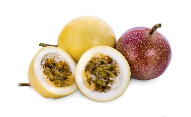 Tutku meyvesi beyaz arkaplanda izole