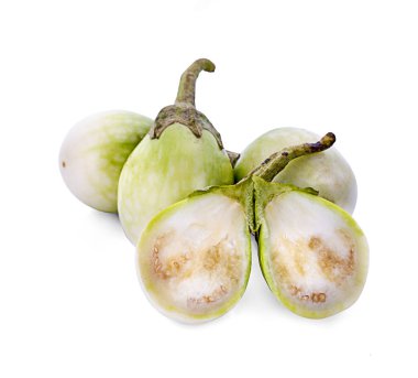 Tayland patlıcanları beyaz arka planda izole edilmiş.