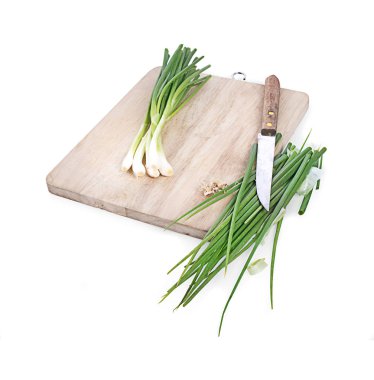 Beyaz arka planda doğranmış yeşil soğan