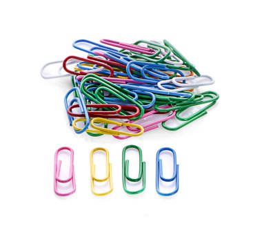 Kağıt ataçları beyaz arkaplanda izole edildi