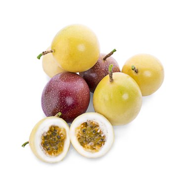 Tutku meyvesi beyaz arkaplanda izole