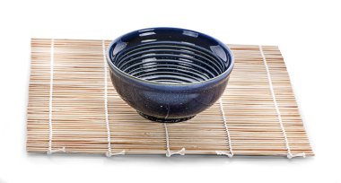 Beyaz arkaplanda siyah kase