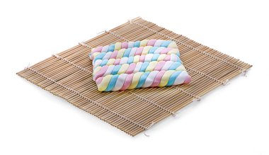 Beyaz arkaplanda izole edilmiş renkli şekerleme