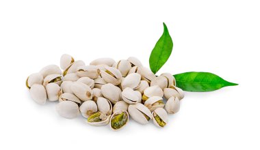 Beyaz arka planda izole edilmiş fıstıklar