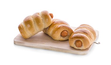 Hamurda sosis. Beyaz arka planda izole edilmiş.