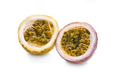 Tutku meyvesi beyaz arkaplanda izole