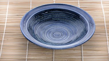 Beyaz arkaplanda siyah kase