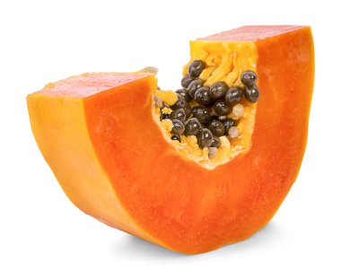 Beyaz arka planda tatlı papaya dilimleri