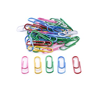 Kağıt ataçları beyaz arkaplanda izole edildi