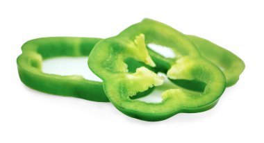 Dilimlenmiş yeşil biber beyaza izole edilmiş.