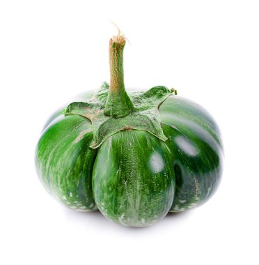 Tayland patlıcan ya da beyaz arka planda sarı yaban mersinli itüzümü Tayland patlıcanlı sebze