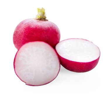 Beyaz arka plan üzerinde izole kırmızı turp dilimlenmiş.