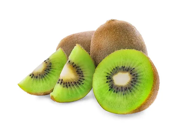 Coapte fructe întregi kiwi și jumătate kiwi fructe izolate pe spate alb — Fotografie, imagine de stoc