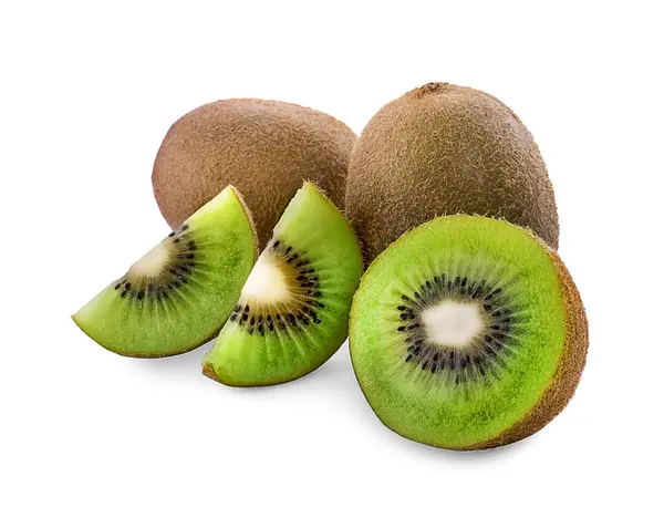 Coapte fructe întregi kiwi și jumătate kiwi fructe izolate pe spate alb — Fotografie, imagine de stoc