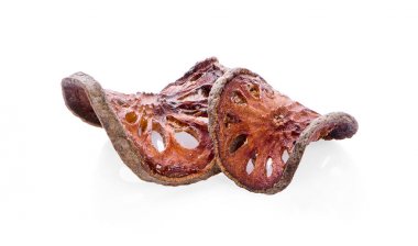 beyaz arkaplanda kuru karanfiller 