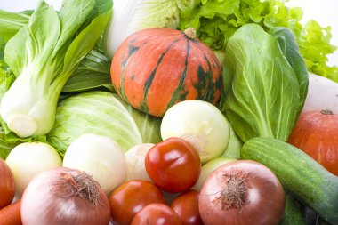 Taze sebzeler beyaz arka plan üzerinde izole